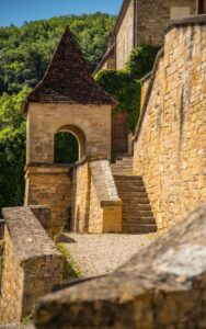 architectrue en pierre jaune du périgord magnifique dans le village de la roque fgageac