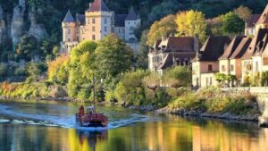 les gabarres naviguent sur la dordogne dans le périgord noir