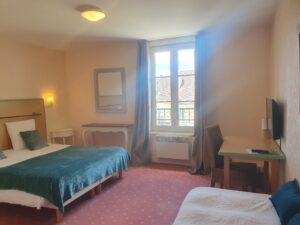 chambre triple idéale pour les familles avec un enfant dans ce charmant hôtel du périgord