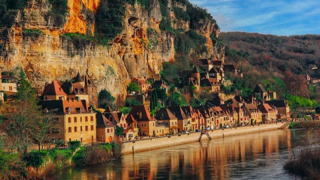 La Roque Gageac, epoustouflante, en bordure de la rivière Dordogne