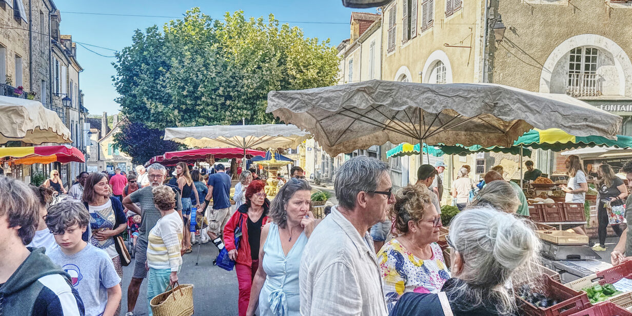 jeudi jour de marché hebdomadaire à Excideuil dans le Périgord vert