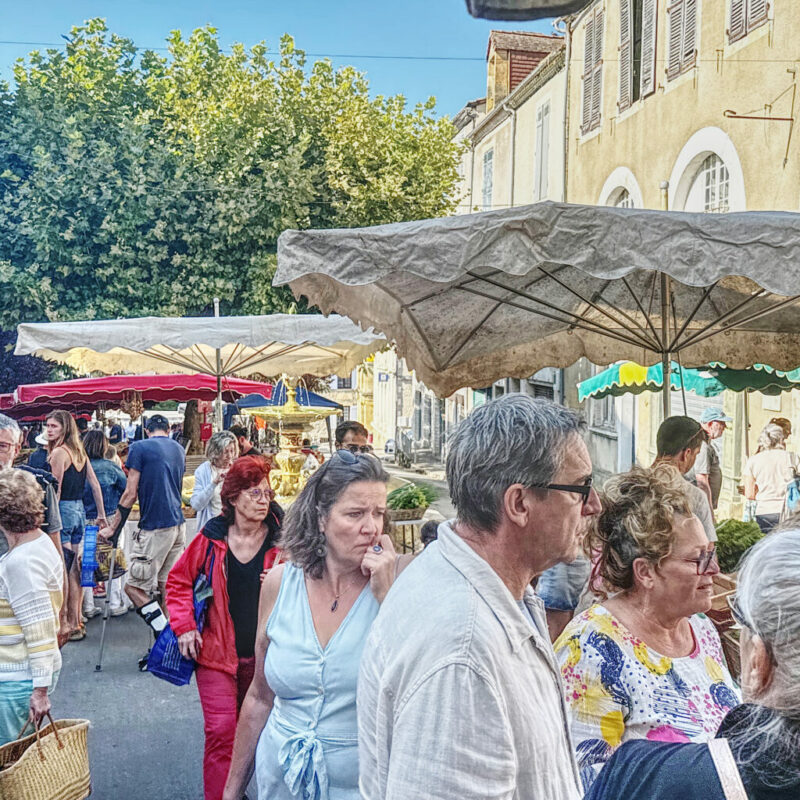 jeudi jour de marché hebdomadaire à Excideuil dans le Périgord vert