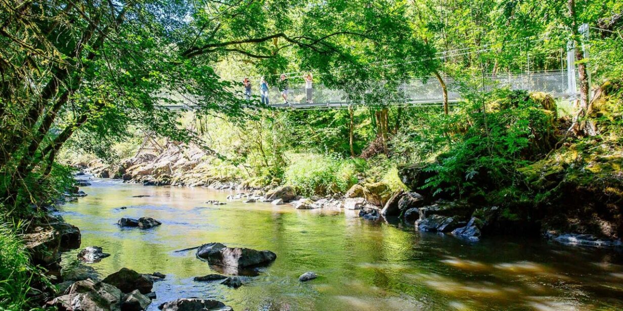 détente et plaisir dans la rivière auvézère en été