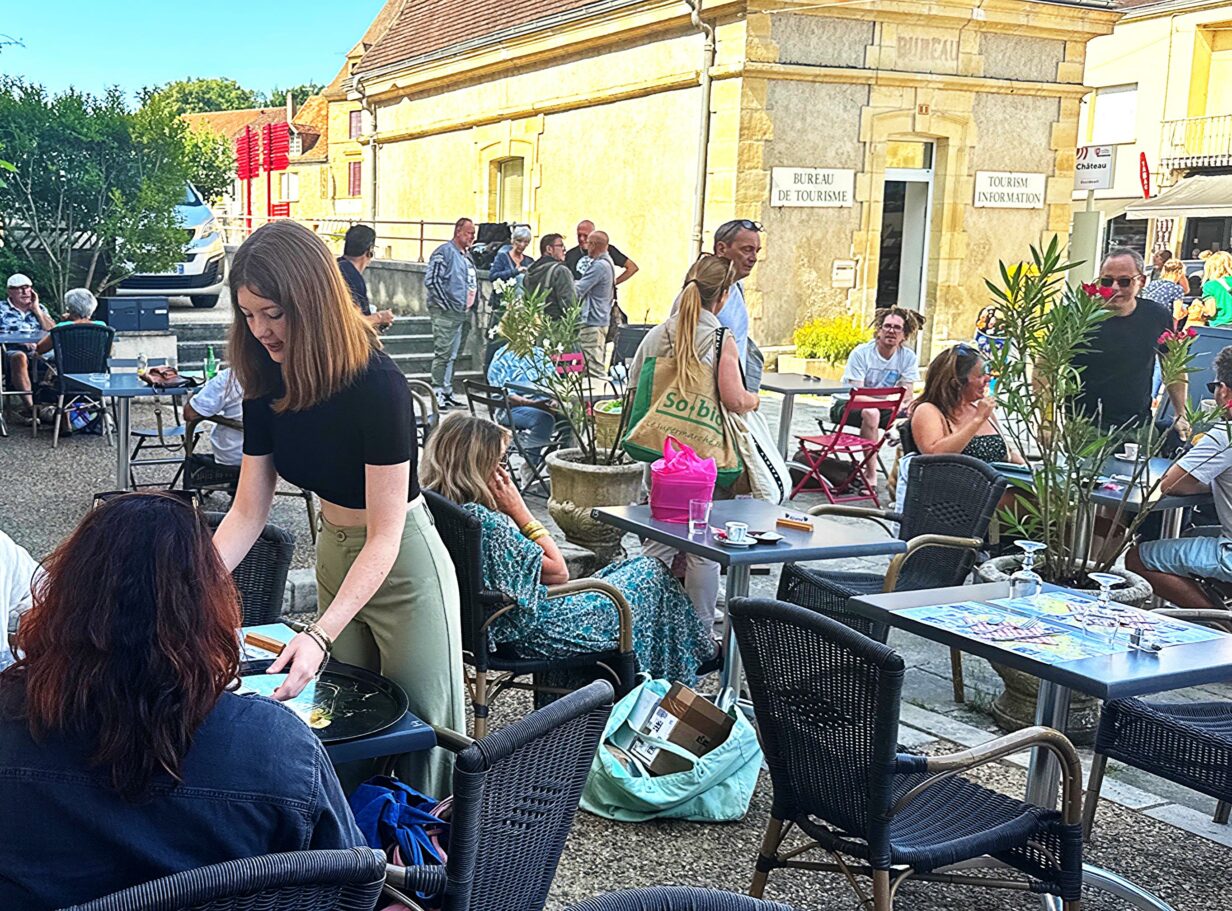 la terrasse accueillante pour boire un verre et manger en dordogne